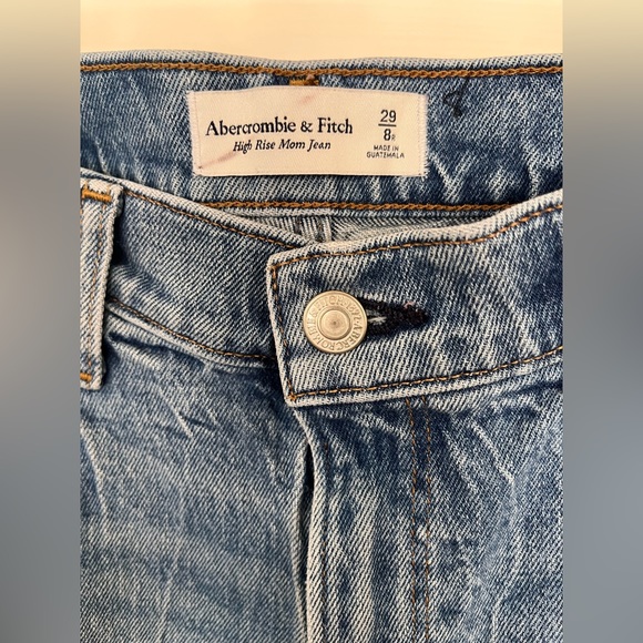 Abercrombie & Fitch High Rise Mom Jean 29/8 Light Distressing EUC 29 8 - Picture 3 of 13